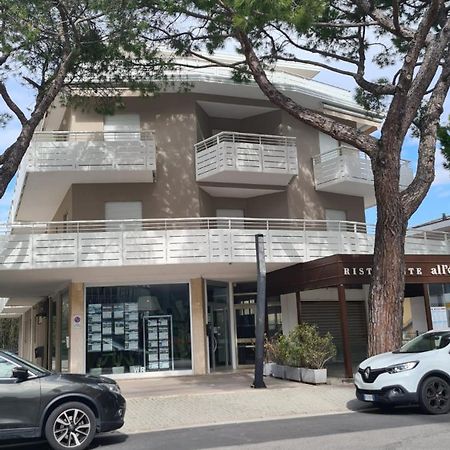 Residence Gallo - Walterigato Apartments Per Solo Famiglie Lido di Jesolo Buitenkant foto